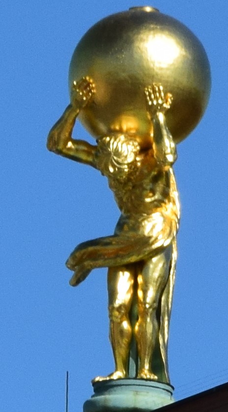 Der goldene Mann auf dem alten Rathaus m�ht sich schon l�nger mit der Kugel