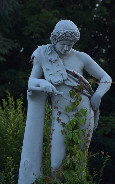 Junge vor der Orangerie