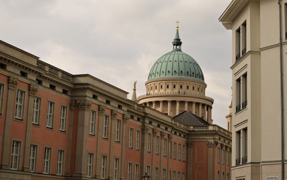 Otto-Braun-Platz und Nikolaikirche Potsdam