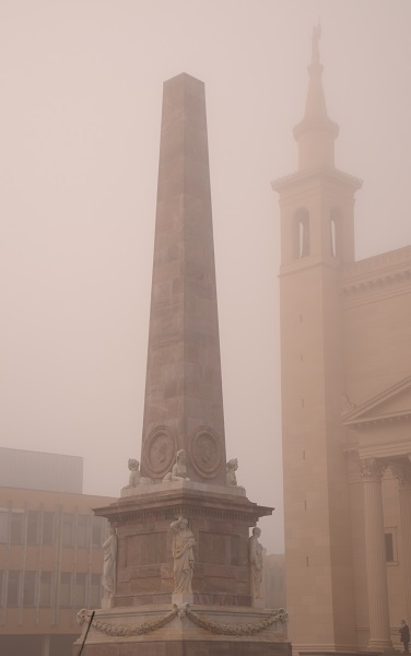 Obelisk und Teile von Nikolaikirche<br>
 und Fachhochschule am alten Markt in Potsdam