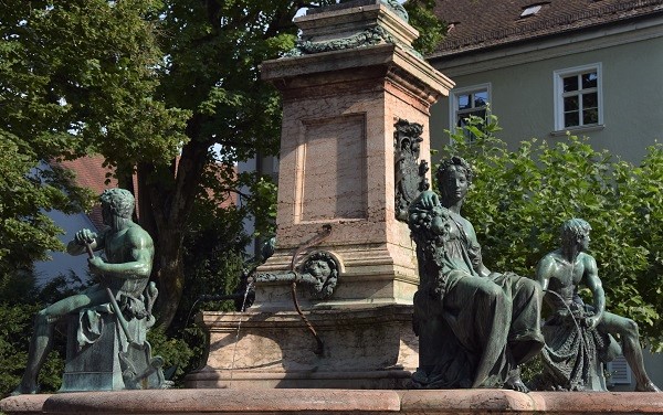 Der Mariannenbrunnen vor dem einstigen Rathaus in Lindau